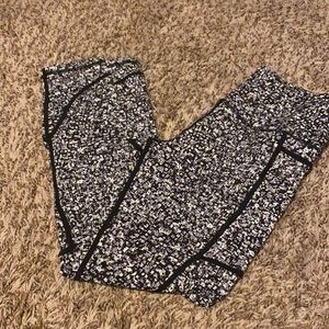 EUC zyia soft and snug pocket leggings. Capri length.